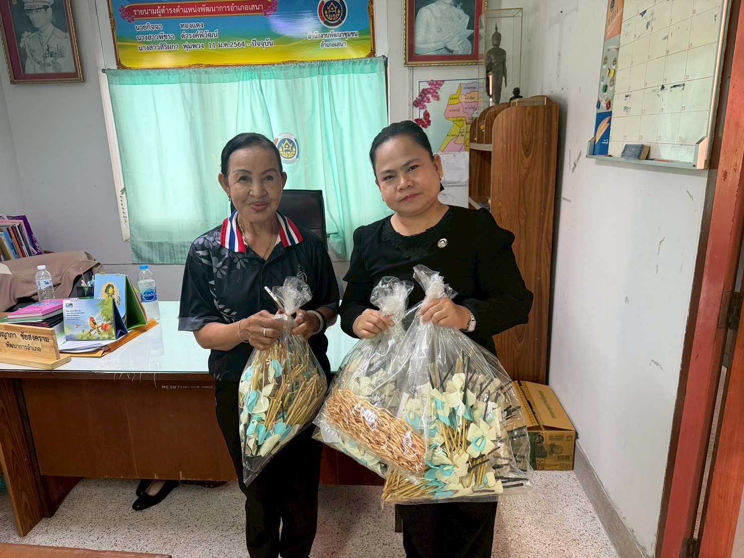 📢สพอ.เสนา🍃 : รับมอบดอกไม้จันทน์ถวายความอาลัยพระพันปีหลวง ประดิษฐ์โดยคณะสตรีอำเภอเสนา