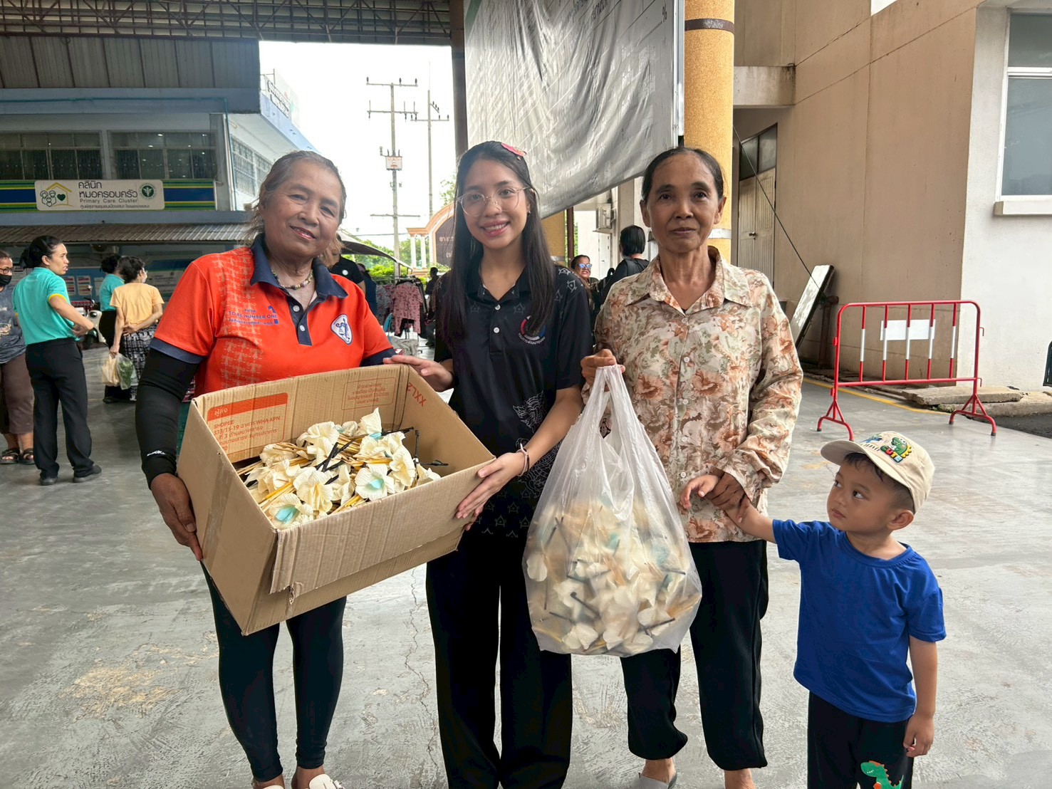 📢สพอ.เสนา🍃 : รับมอบดอกไม้จันทน์ถวายความอาลัยพระพันปีหลวง ประดิษฐ์โดยคณะสตรีอำเภอเสนา ตำบลเจ้าเจ็ด